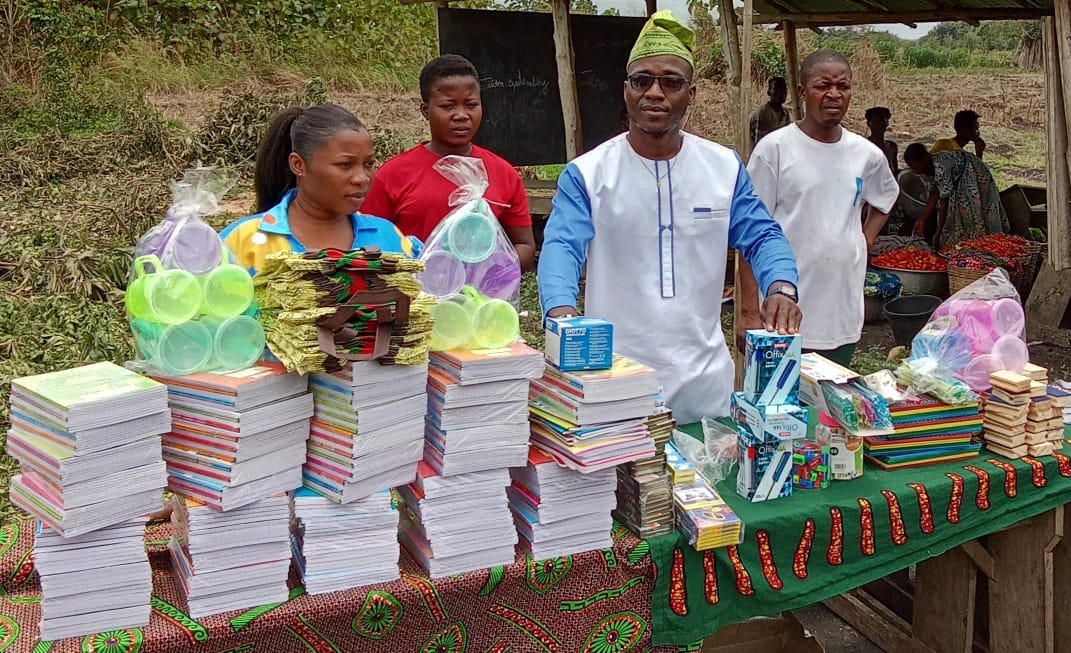 Togo: Joachim  KPOGNON offre des kits scolaires aux enfants de Bas-Mono
