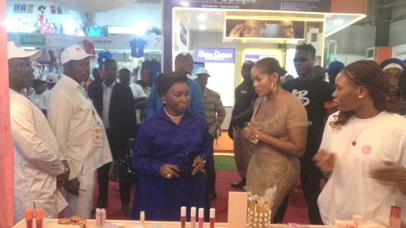 FIL 19 : Madame Kayi MIVEDOR-SAMBIANI, une bonne mère aux côtés de ses enfants