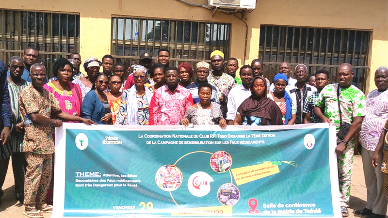 Le Club RFI Togo sensibilise la population de Tsevié sur les dangers des faux médicaments