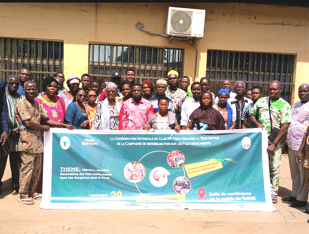 Le Club RFI Togo sensibilise la population de Tsevié sur les dangers des faux médicaments
