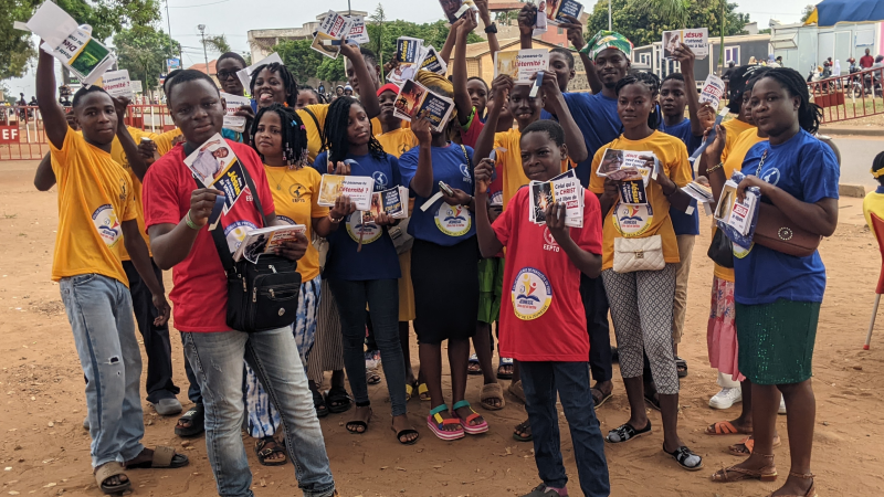 Les jeunes de l’EEPTO en mode campagne d’évangélisation silencieuse à la Foire