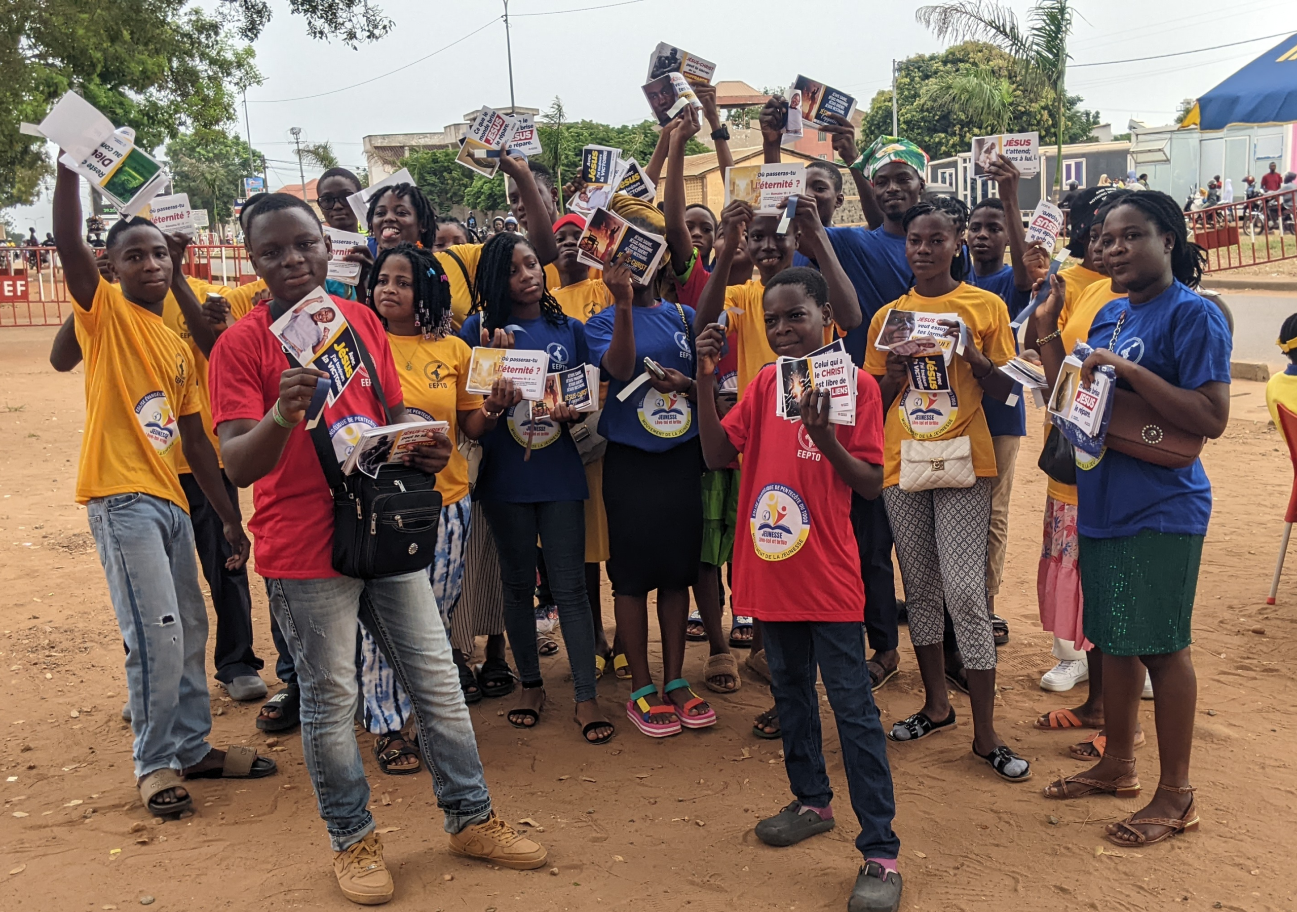 Les jeunes de l’EEPTO en mode campagne d’évangélisation silencieuse à la Foire