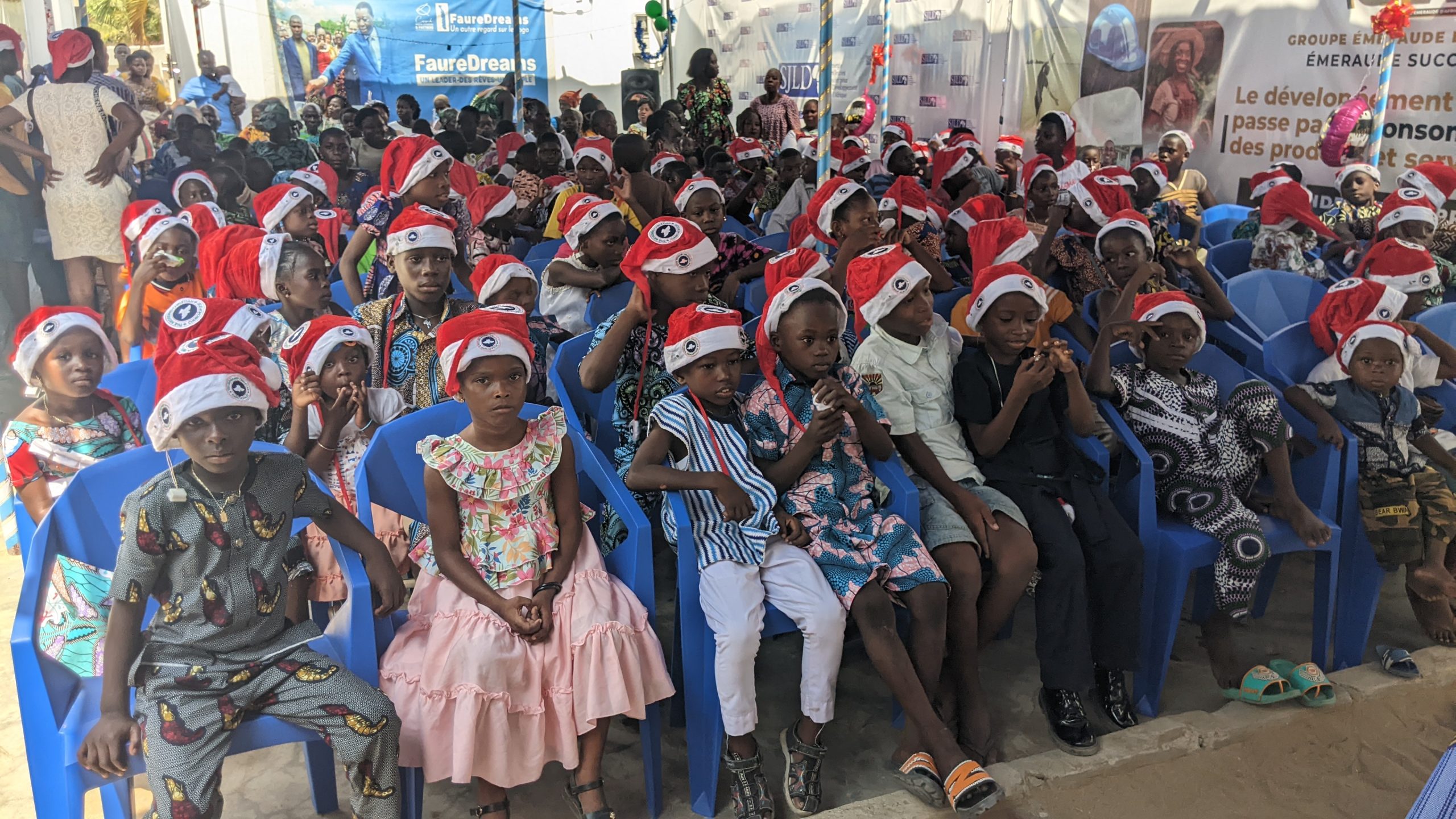 Noël de solidarité à Avépozo : le Groupe Emeraude d’Afrique redonne le sourire à près de 300 enfants